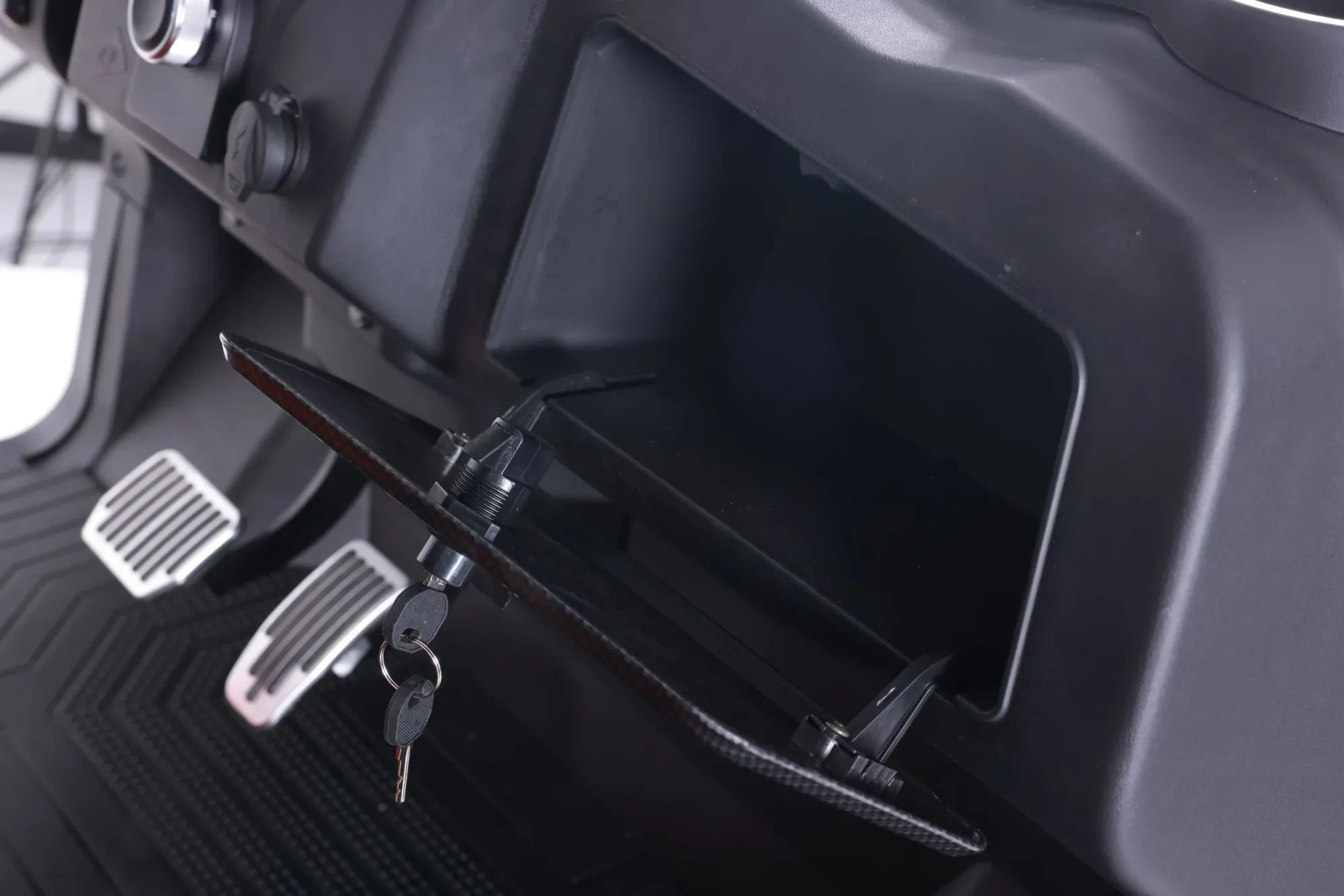 Four-Wheel Disc Brakes and Independent Suspension